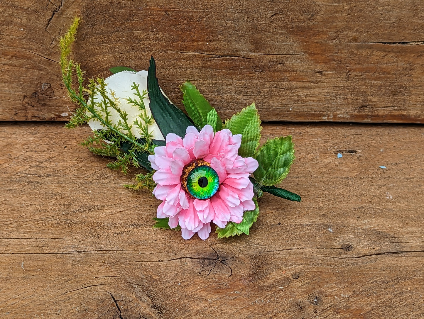 Griffin Eye Corsage - vivid green