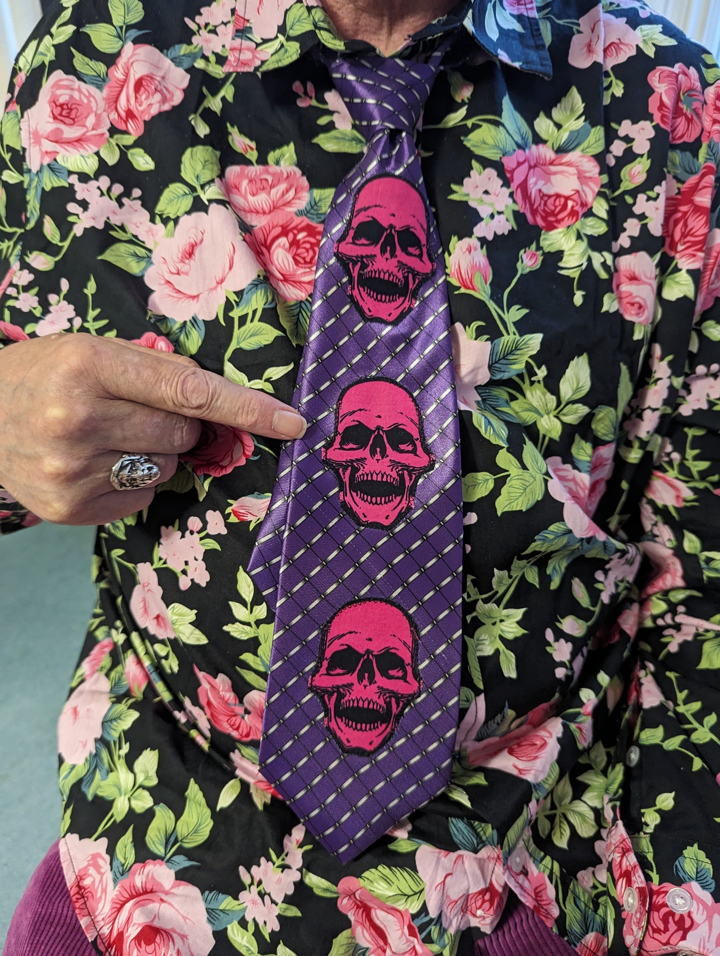 Skull Tie - pink on purple