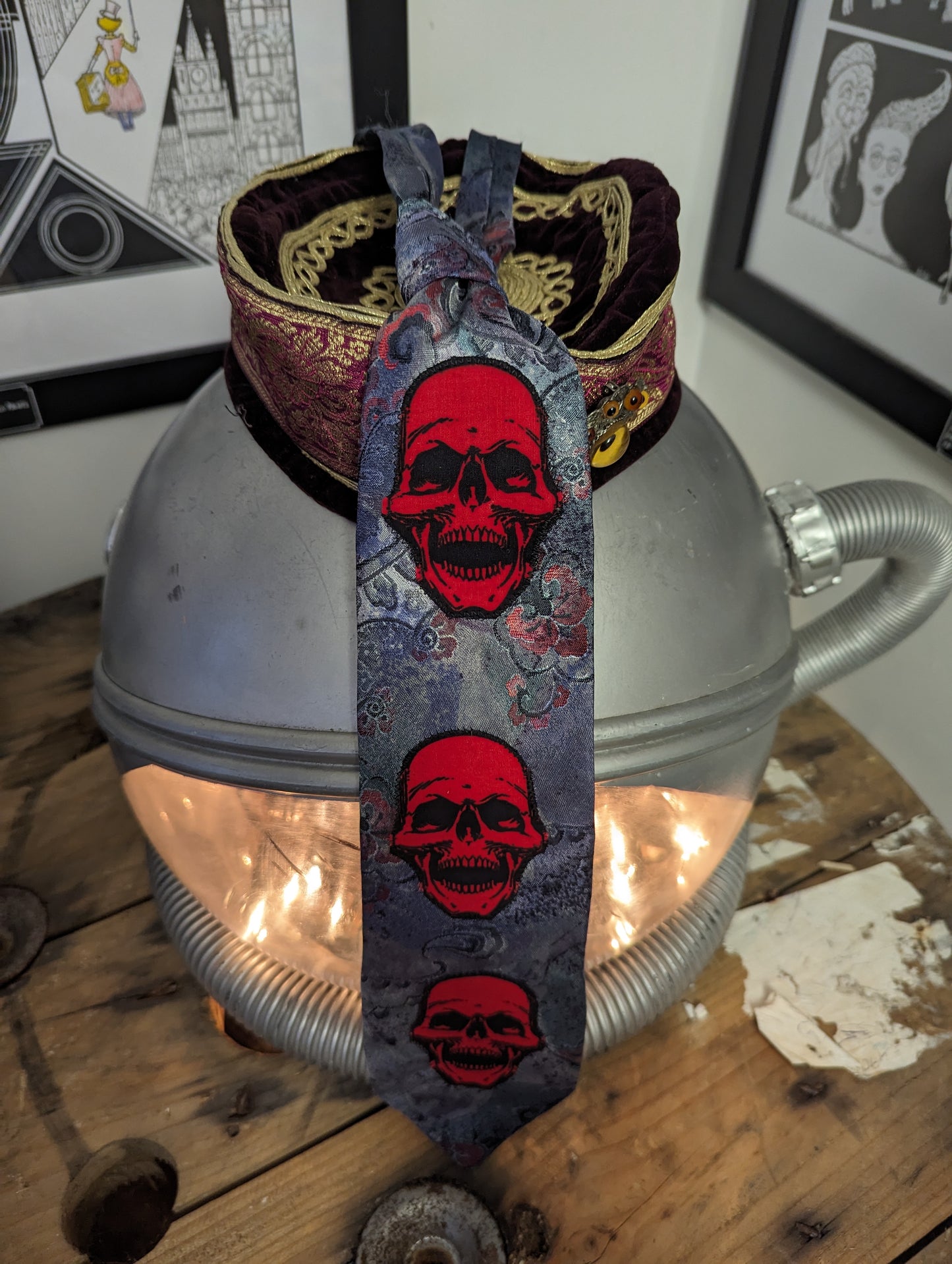 Skull Tie - red on grey